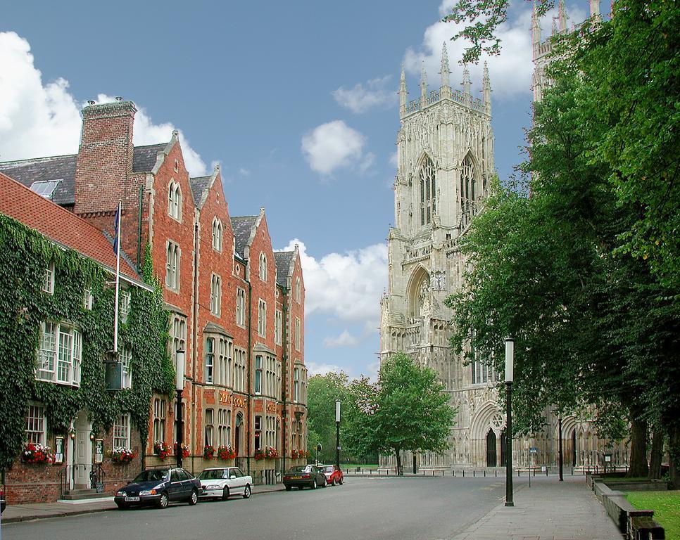 The Dean Court Hotell York Exteriör bild