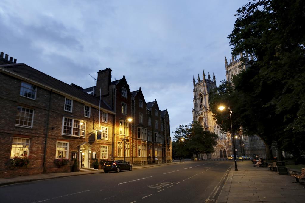 The Dean Court Hotell York Exteriör bild
