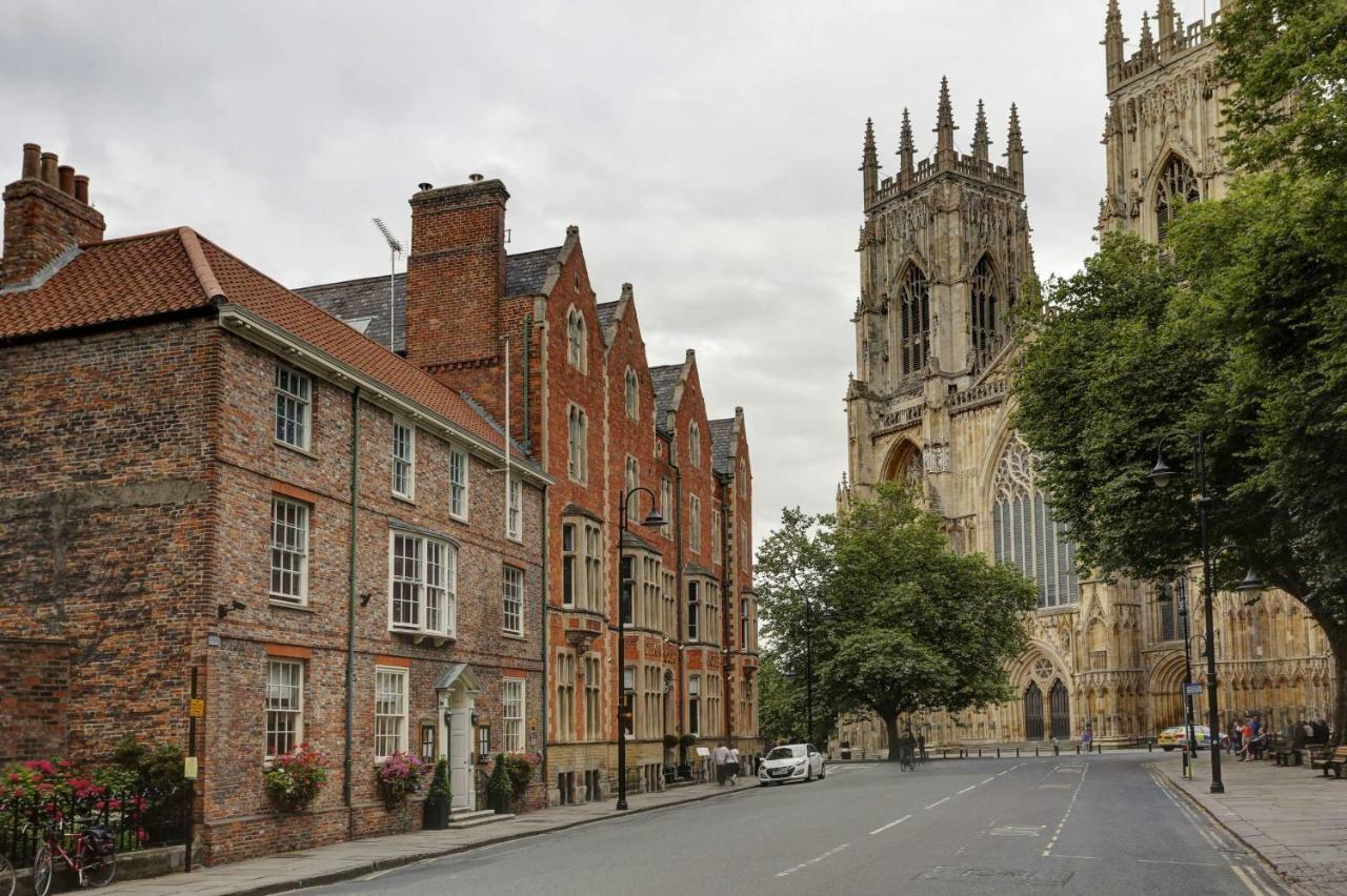 The Dean Court Hotell York Exteriör bild